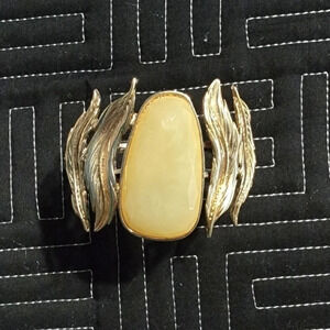 ✨️4/$20. 1970s Flaming Gold Faux Cut Pendant Clamper, Statement Costume Bracelet